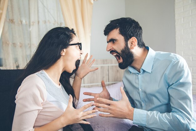 Mulher zangada com homem em casa