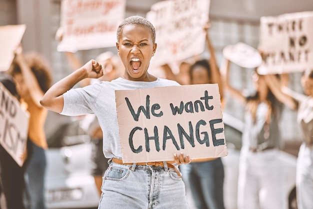 Mulher zangada protesto e banner na rua da cidade pela liberdade, paz e diversidade social Jovens negras protestam juntas e colaboram com a comunidade para o empoderamento feminista