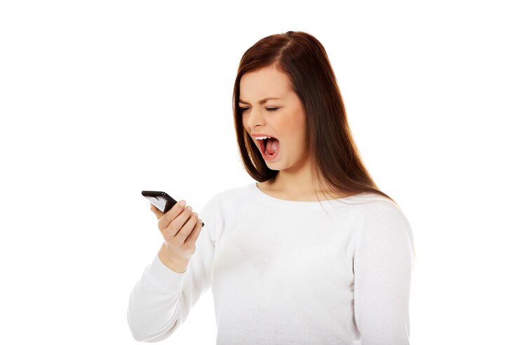 Foto mulher zangada usando smartphone contra um fundo branco