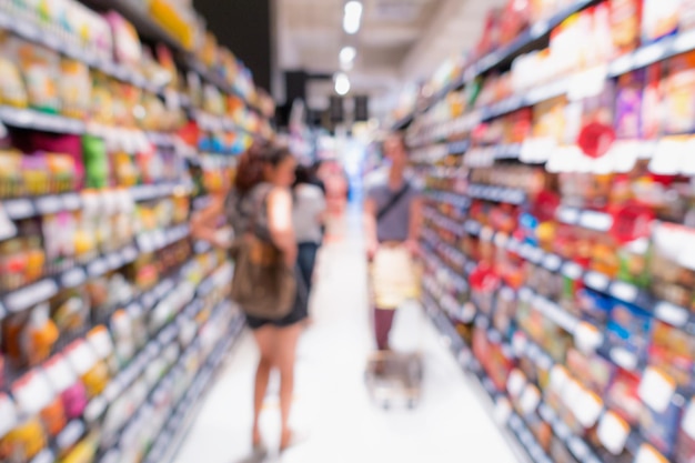 Foto mulheres a fazer compras no supermercado