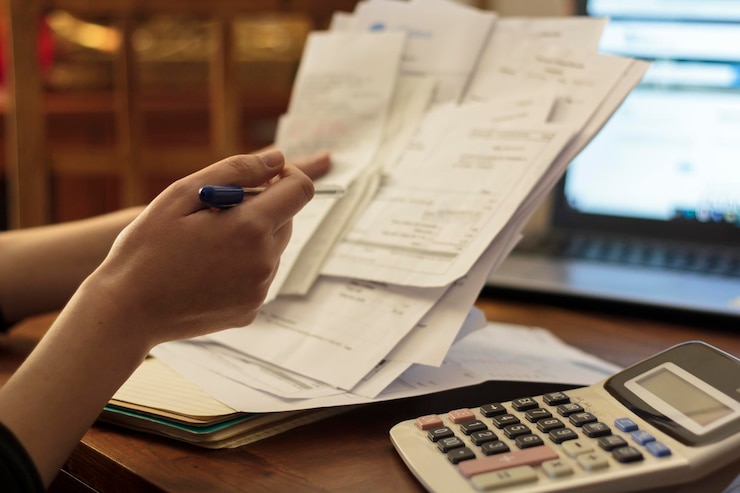 Foto mulheres a fazer contabilidade financeira poupança finanças e conceito de economia