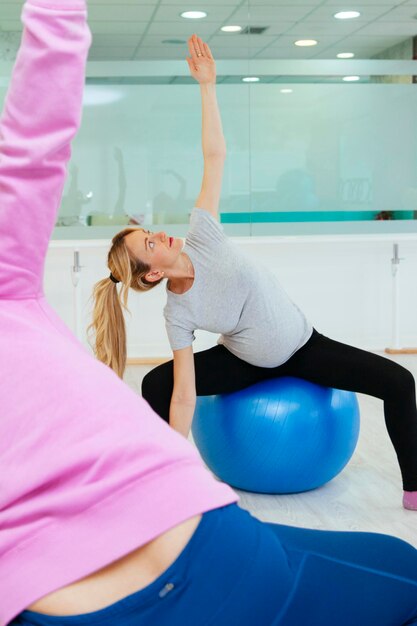 Foto mulheres a fazer exercício no ginásio