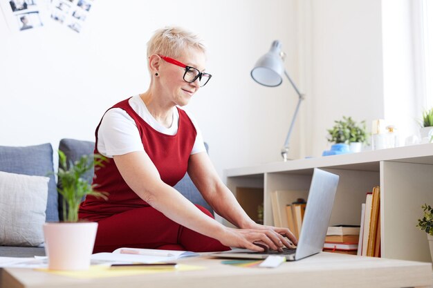 Foto mulheres a organizar o trabalho