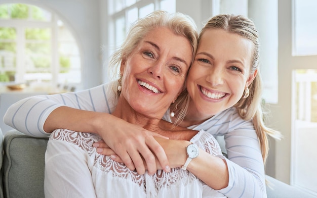 Mulheres abraçam e vínculo familiar no dia das mães em uma sala de estar de casa e interior de casa retrato de pessoas sorrindo e mulher feliz com idosos e idosos de aposentadoria em confiança amor e apoio no sofá da sala