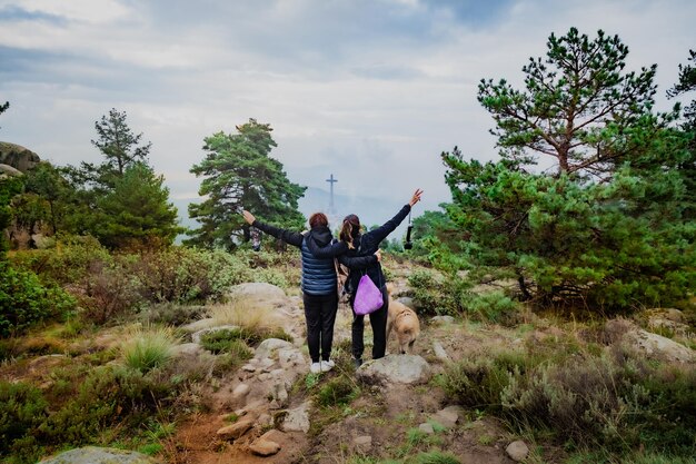 Mulheres adultas no topo de um miradouro na montanha