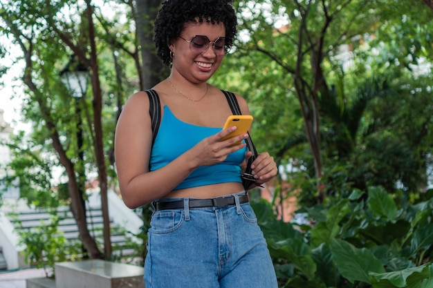 Mulheres afro usando um celular