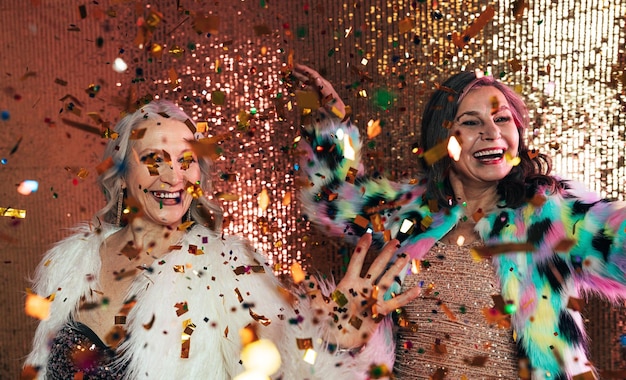 Foto mulheres alegres celebrando durante a festa