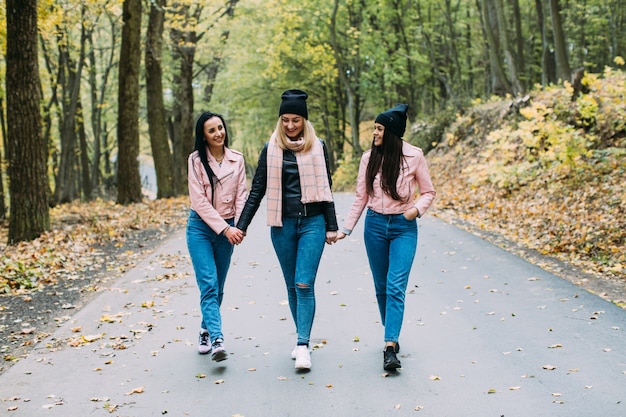 Mulheres amigas andando no parque