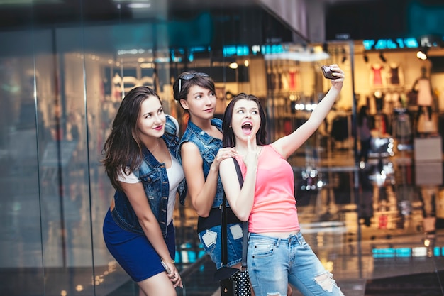 Mulheres amigas enquanto compram pacotes e compram juntas