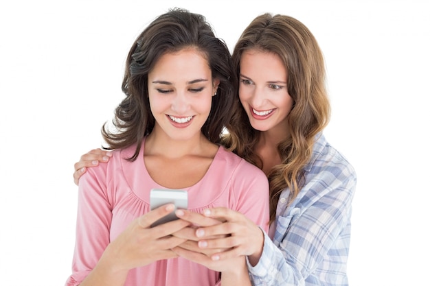 Mulheres amigas que olham para celular