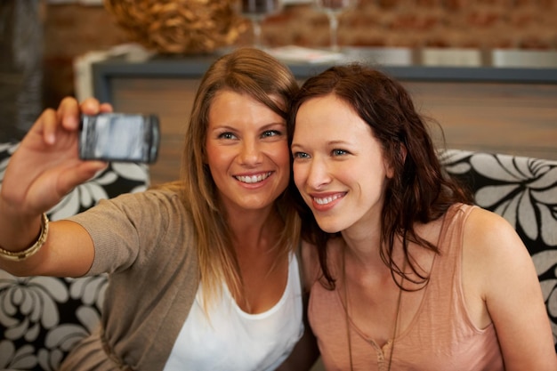 Mulheres amigas selfie e felizes em café para reunião web blog e sorrir juntos para a memória na internet garota café e relaxar com fotografia foto de perfil ou post em aplicativo de rede social