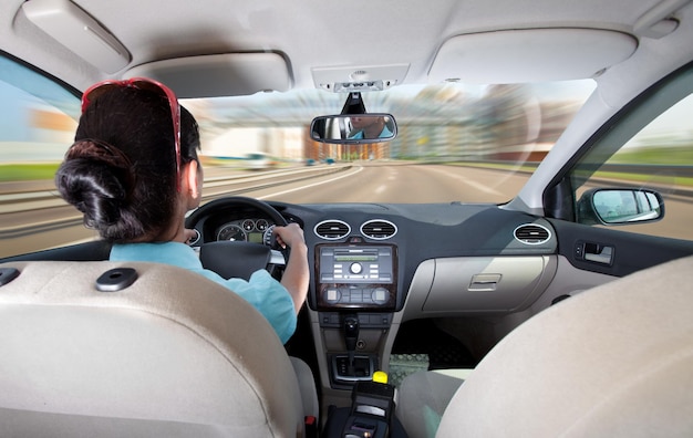 mulheres ao volante do carro...