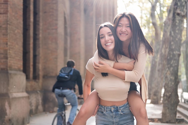 Mulheres apaixonadas sorrindo nas costas com a namorada