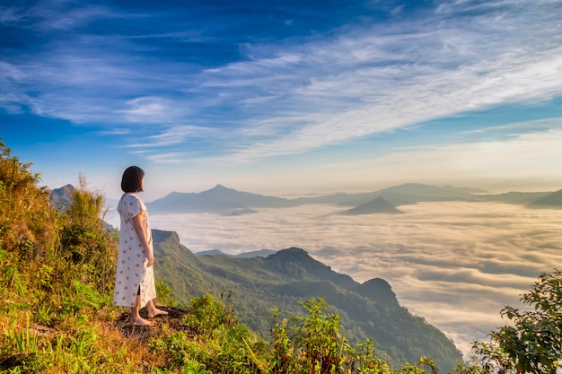 Mulheres aproveitam o ar fresco e abraçam o Naturein pela manhã em Phu Chi Dao, Tailândia