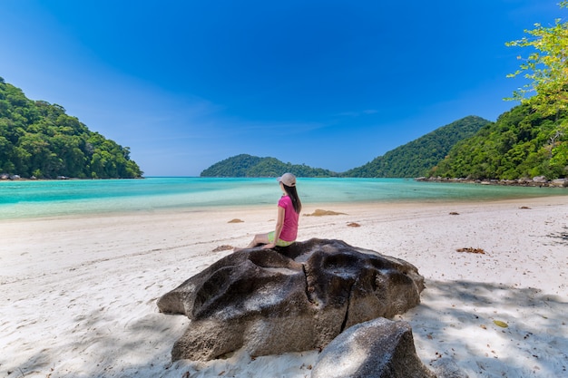 Mulheres Aproveite o ar fresco e águas claras na ilha de Similan, mar de Andaman, Phuket, Tailândia