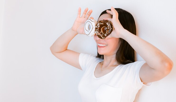 Foto mulheres, ásia, desgastar, camisas brancas, segurando, donuts, comer