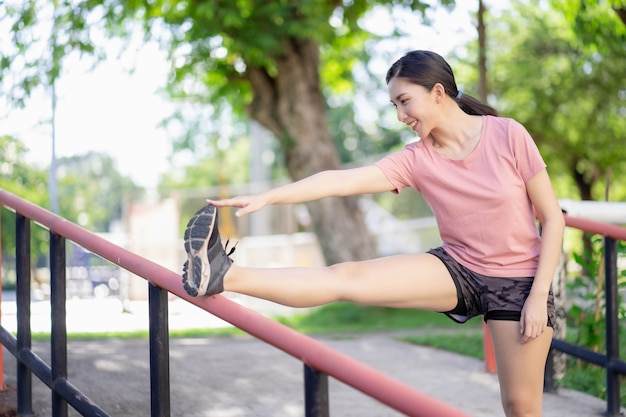 Mulheres asiáticas alongamento e aquecimento antes do exercício