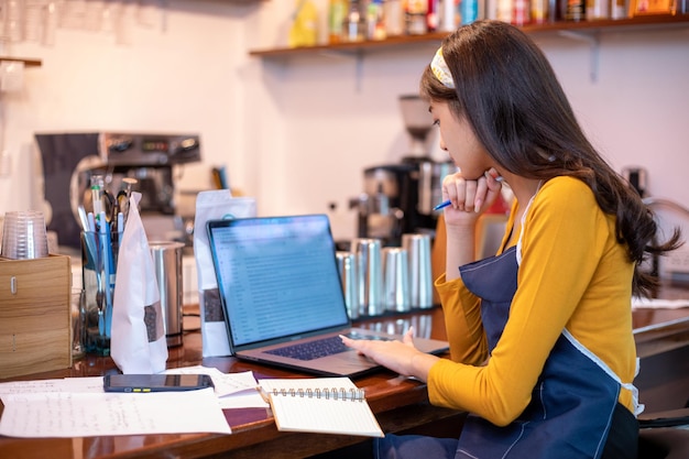 Mulheres asiáticas Barista sorrindo e usando máquina de café no balcão da cafeteria Mulher trabalhadora proprietária de pequenas empresas comida e bebida conceito de café