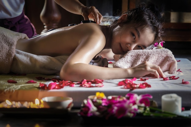 Mulheres asiáticas beleza relaxamento massageador corporal massagem pele mãos estilo de vida massagem natural cura síndrome do escritório spa terapia saúde Relaxe no Resort Wellness Retreats Massagem Tailandesa