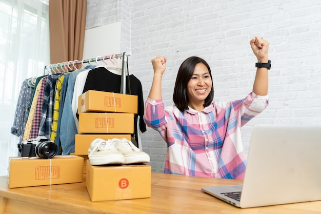 Mulheres asiáticas bem-sucedidas venda feliz on-line após novo pedido