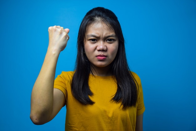 Mulheres asiáticas com fundo azul isolado Conceito de raiva e gesto agressivo