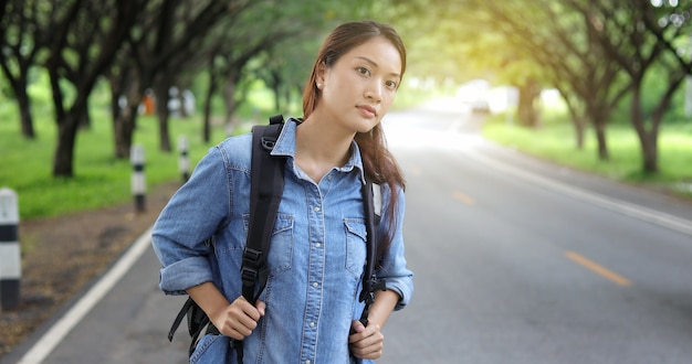 Mulheres asiáticas com mochila brilhante do turista viajante na natureza