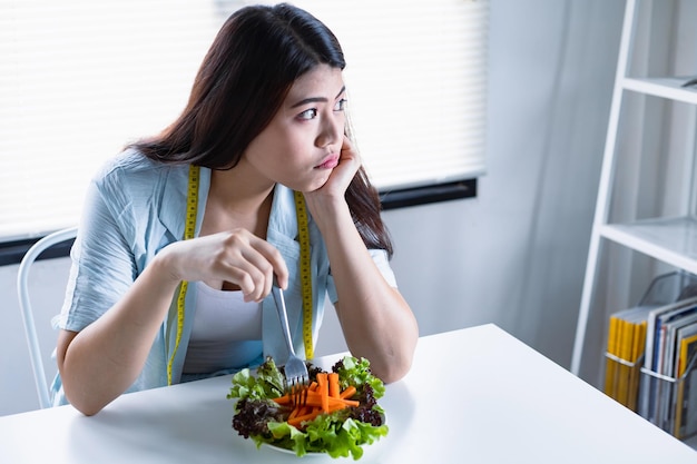 Mulheres asiáticas com o objetivo de perder peso, mas cansadas de comer salada de legumes