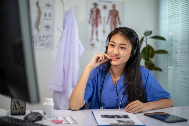 Mulheres asiáticas conversam com médicos por vídeo chat, consulte pacientes on-line sobre sintomas e medicamentos