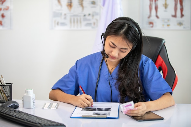 Mulheres asiáticas conversam com médicos por vídeo chat, consulte pacientes on-line sobre sintomas e medicamentos