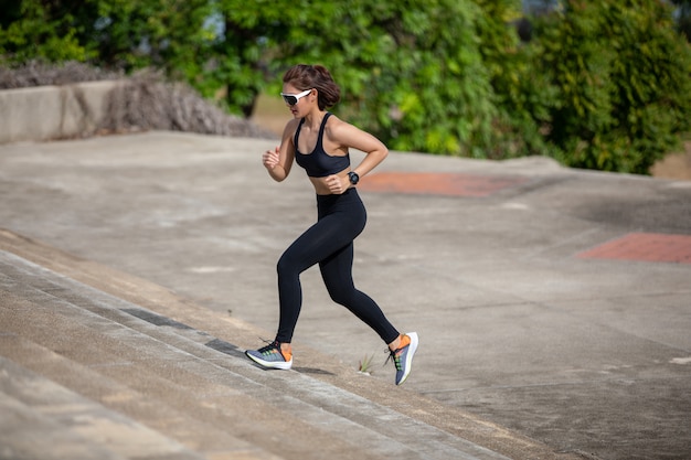 Mulheres asiáticas, correr e correr durante ao ar livre na cidade correr