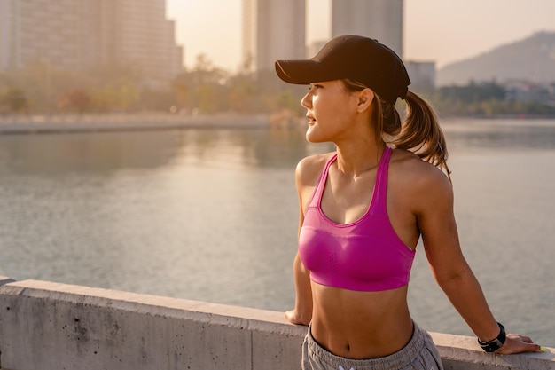 Mulheres asiáticas em pé para ver a vista da cidade depois de correr um treino matinal na cidade Uma cidade que vive saudável na capital Exercício fitness jogging corrida estilo de vida conceito saudável