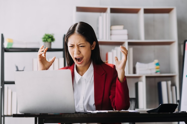 Mulheres asiáticas estão estressadas enquanto trabalham no laptop Mulher de negócios asiática cansada com dor de cabeça no escritório sentindo-se doente no espaço de cópia de trabalho