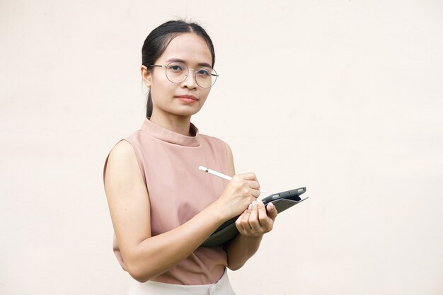 Mulheres asiáticas fazendo negócios via app