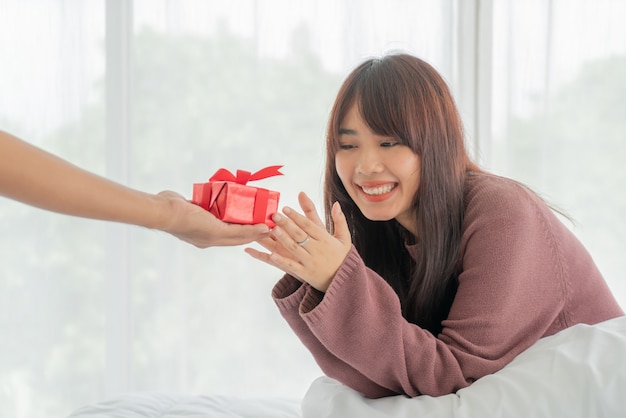 Mulheres asiáticas felizes em receber uma caixa de presente