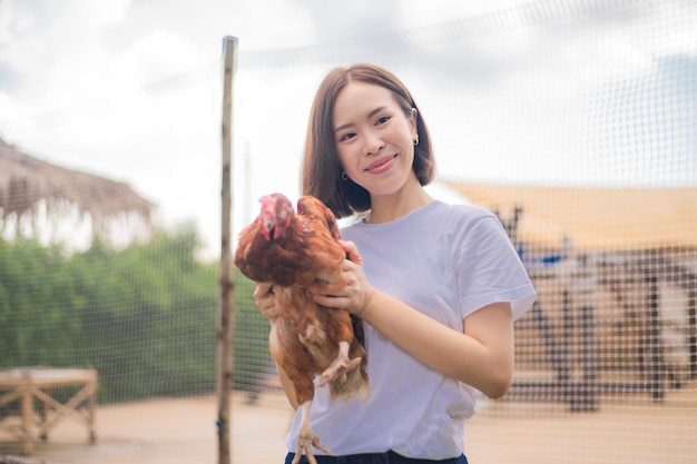 Mulheres asiáticas na fazenda de galinhas