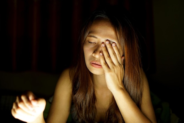 Mulheres asiáticas sofrem de fadiga ocular ao olhar para computadores com pouca luz assistir filmes online