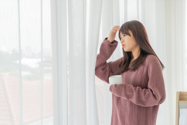 Mulheres asiáticas tomando café da manhã