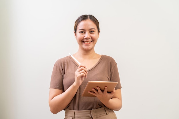 Mulheres asiáticas trabalhando no computador tablet digital