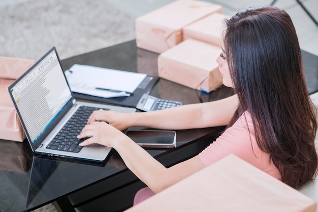 Mulheres asiáticas trabalhando operando seu laptop