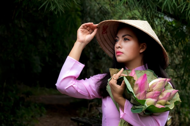 Mulheres asiáticas tradicionais com cesta de flor de lótus.