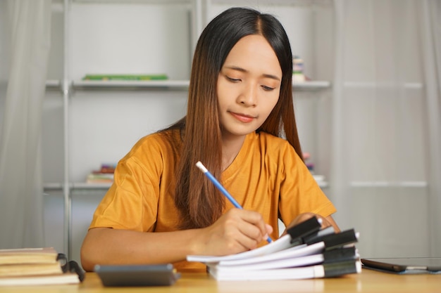 Mulheres asiáticas trazem trabalho para casa