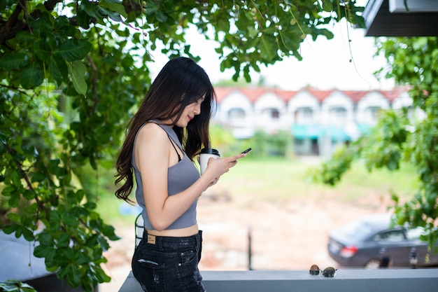 Mulheres asiáticas verificar informações de telefone celular na cafeteria