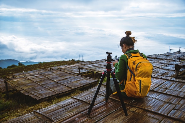 Foto mulheres asiáticas viagens relaxam no feriado. paisagem de fotografia na moutain.thailand