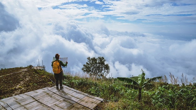 Foto mulheres asiáticas viagens relaxam no feriado. ver mapa explore as montanhas