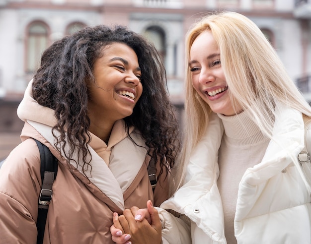 Mulheres atiradas em tiro médio rindo