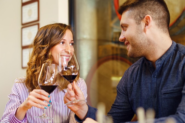 Mulheres bebendo água de vidro em um restaurante