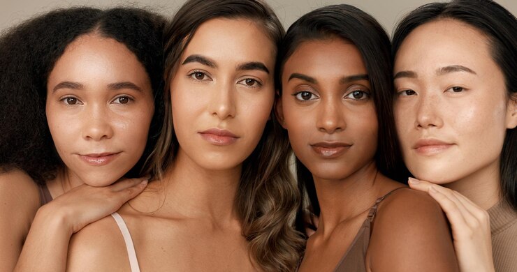 Foto mulheres beleza natural e rosto com diversidade cuidados com a pele e bem-estar para inclusão no estúdio cosméticos fundo marrom e grupo feminino com comunidade de dermatologia e amigos juntos para brilhar