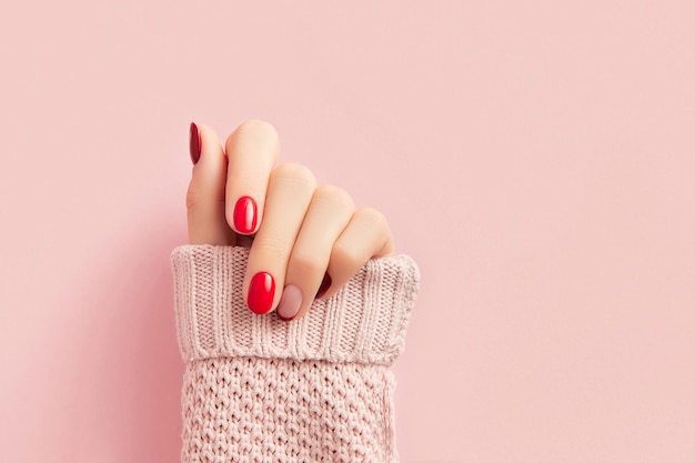 Mulheres bem cuidadas, manicure e pedicure, suéter, tendências de design