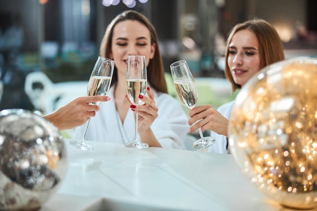 Mulheres bonitas bebendo champanhe juntas e rindo