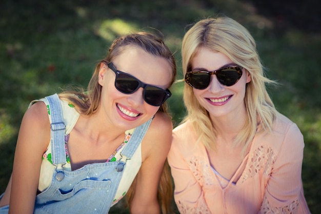 Mulheres bonitas de óculos no parque